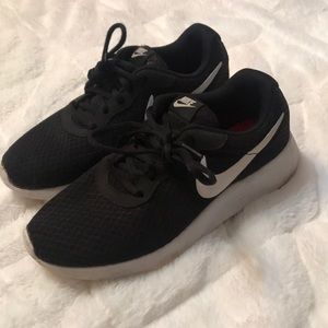 Black nike shoes